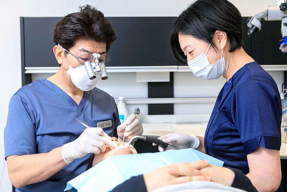患者様が快適に治療を受けられるよう配慮して治療を行う歯科医師
